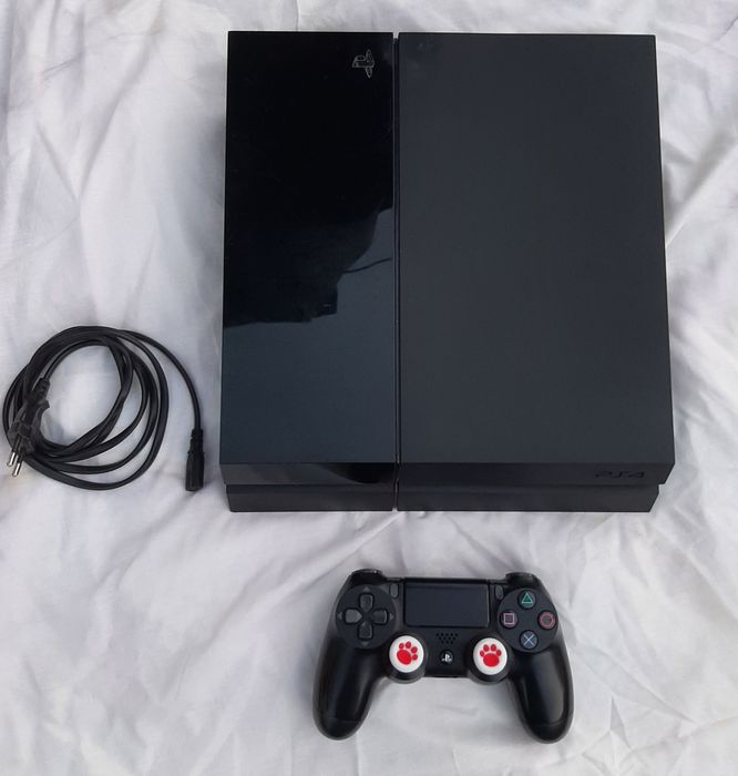 Vând PlayStation 4 în stare bună