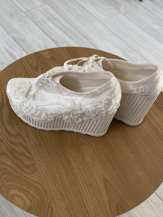 Бели дантелени обувки на платформа