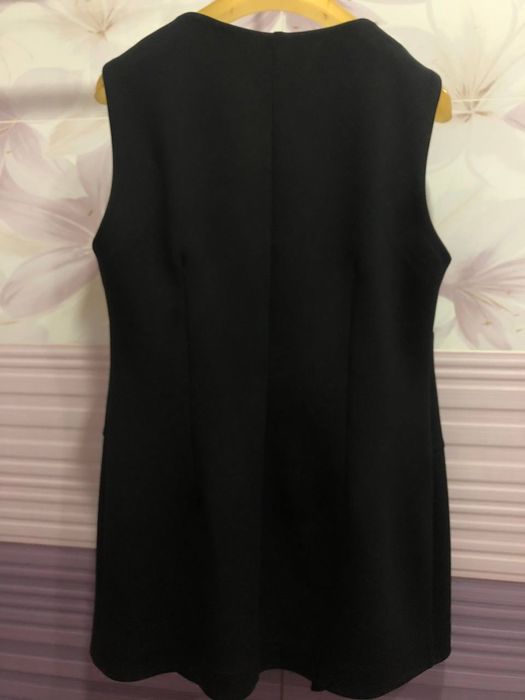 Черная строгая безрукавка