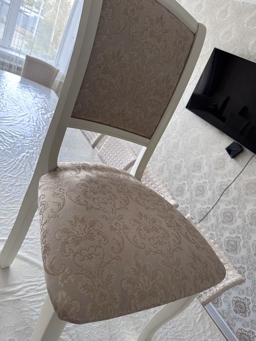 Стол и стулья в комплекте