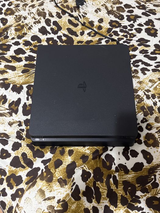 Vand ps4 cu 2 manete si 2 jocuri sau schimb