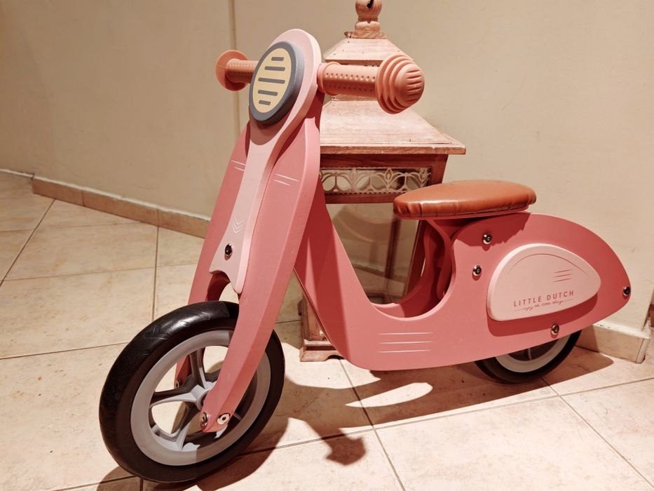 Детско колело Pink Vespa – Little Dutch за яздене и баланс 120лв.
