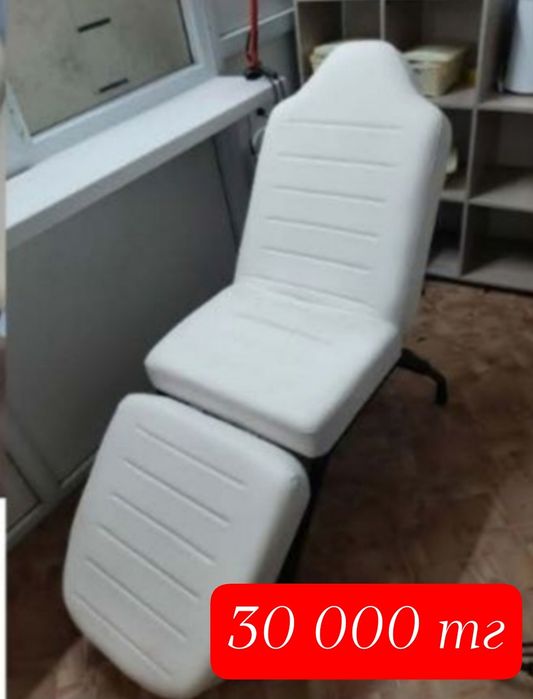 Продам кушетку, стеллаж, офисный диван