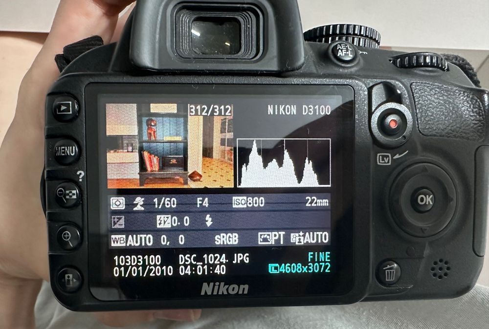 Nikon D3100 cu obiectiv  18–55mm + încărcător + baterie