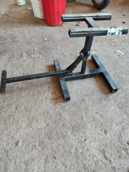 Продавам стойка за мотор