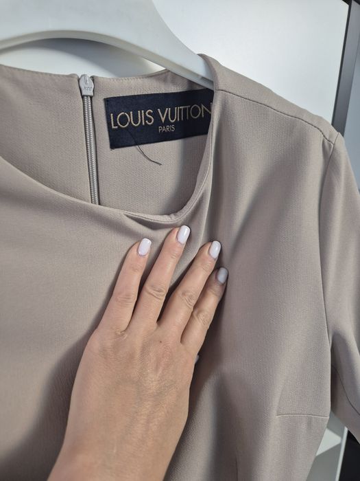 Елегантна бежова рокля