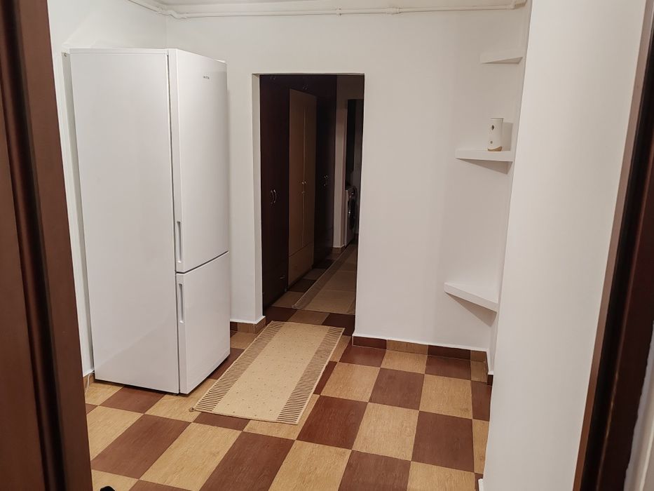 Închiriez apartament 3 camere decomadat