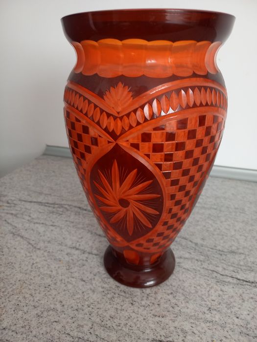 Vaza din rubin autentic. Inaltimea  40 cm. Noua
Inaltimea 40 cm
Deschidere 10 cm
Vaza este noua, fiind pastrata la cutie si nu a fost folosita nicioda