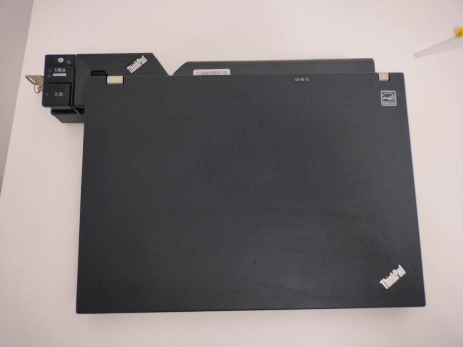 Lenovo t400  чисто нова батерия + докинг станция