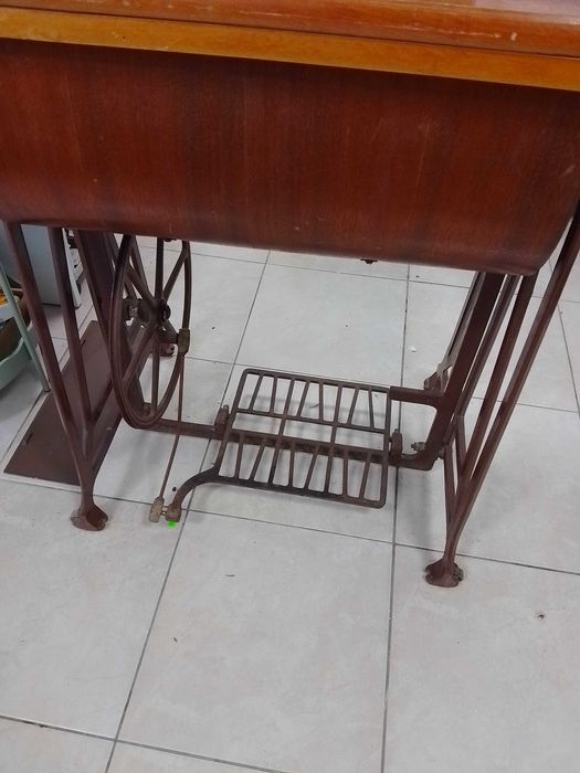 Стара шевна машина, само маса и крака