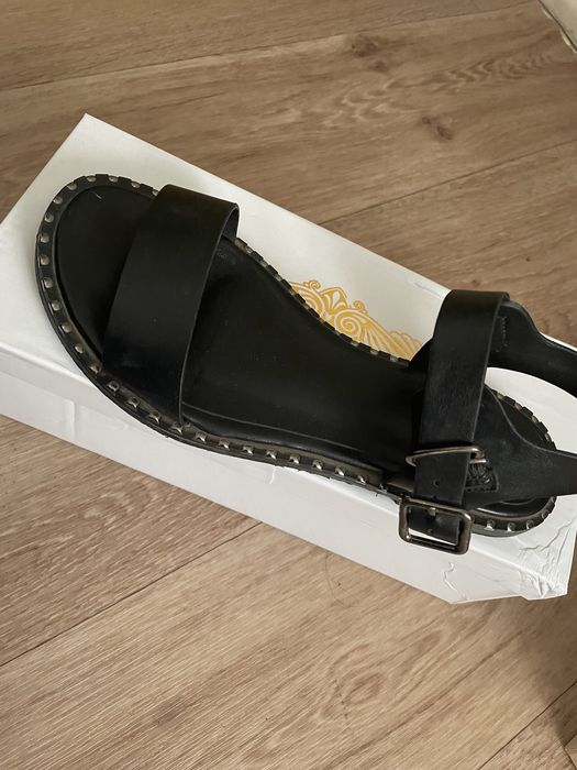 Летняя обувь все сандали по 4000!