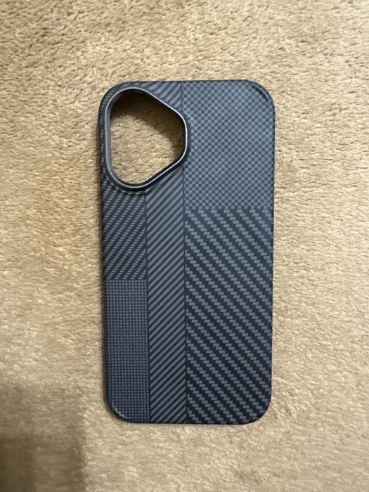 Карбоновый чехол для iphone 16