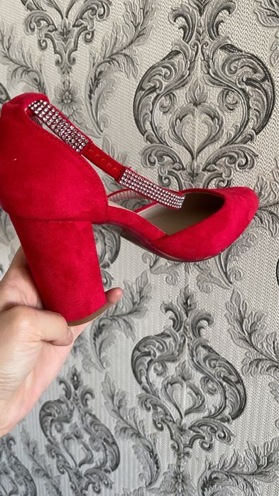 Продам стильные красные туфли
