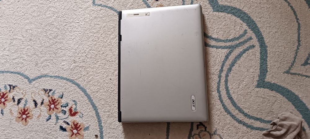 Ноутбук Асер старенький