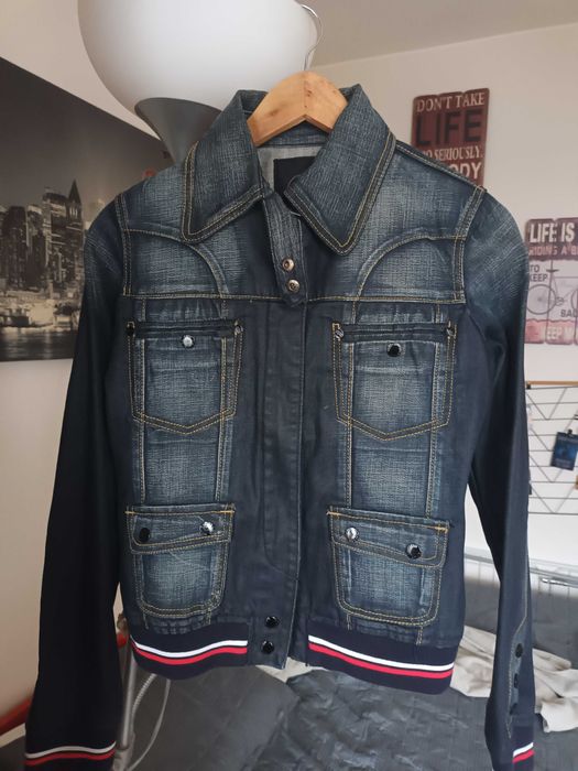 Продавам дънково яке – размер S, като ново!