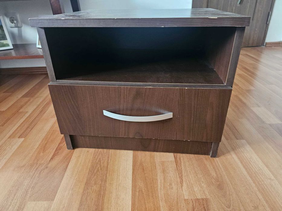 Noptieră de pat de culoare maro închis