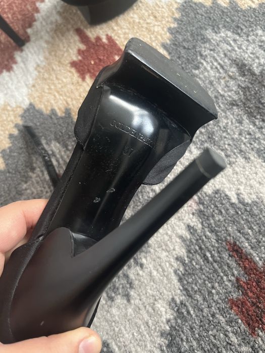 Туфли на высоком каблуке.