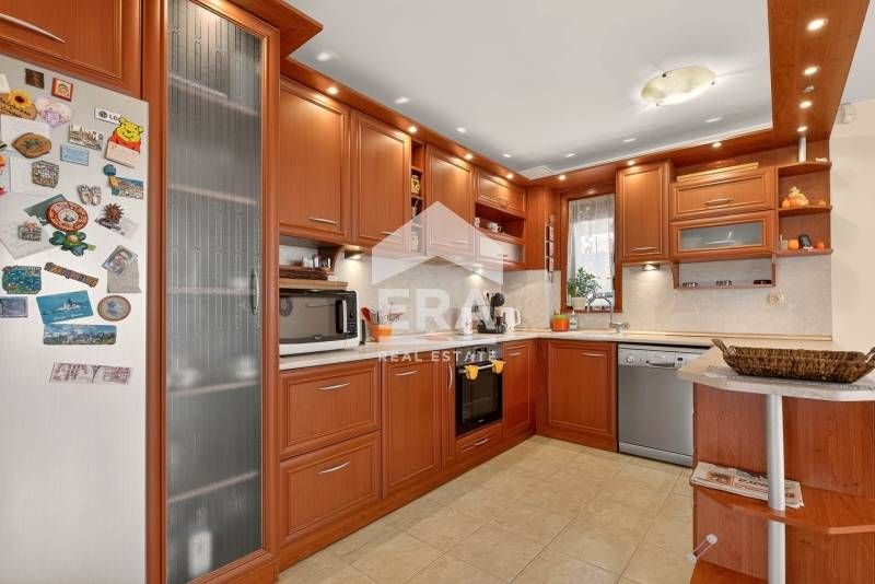 Ексклузивна, двуетажна, обзаведена къща за продажба, с голям двор, гар