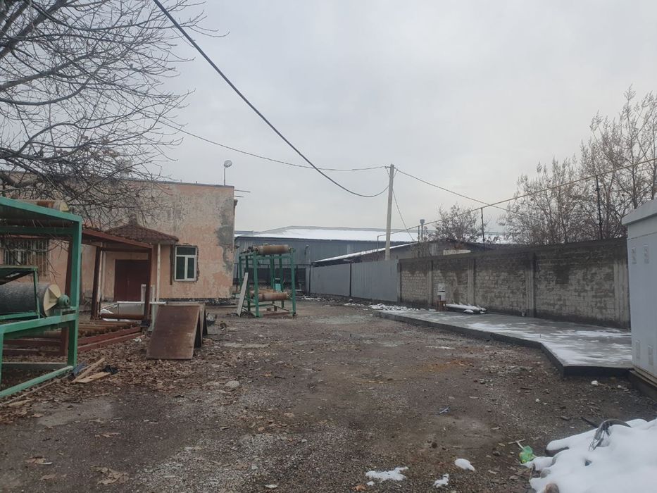 Здание сдается в аренду для производства и хранения.