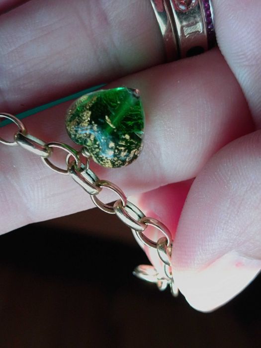 Златна 14к 585 italy гривна с сърца от мурано и златни люспи