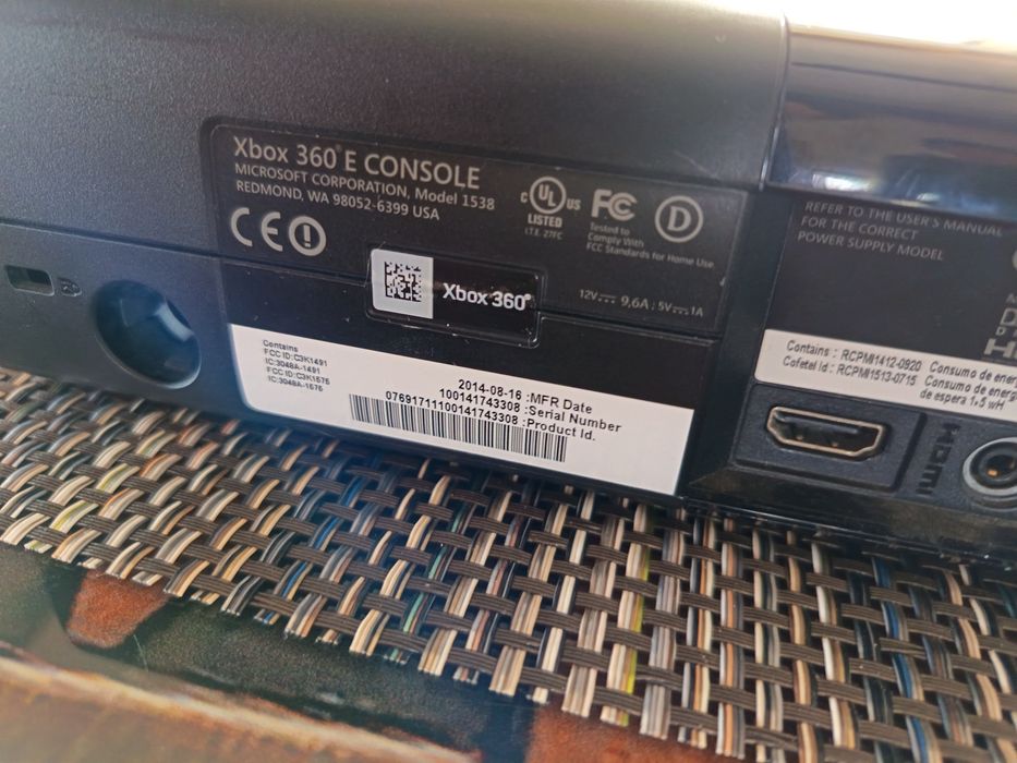 Vând Xbox 360 cu doua manete fara cabluri