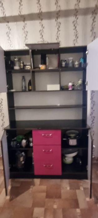 Продам шкаф красный