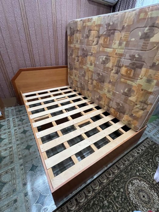 Кровать двухспальная с матрасом