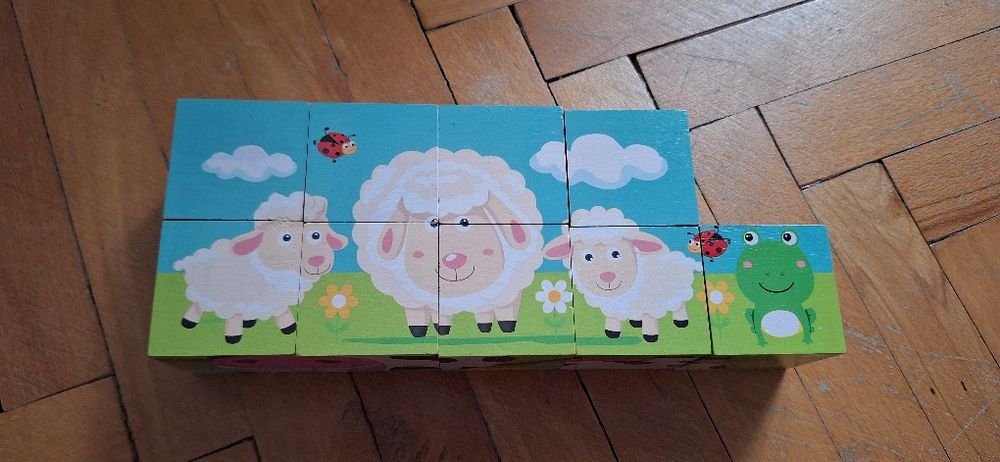 Puzzle colorat din lemn