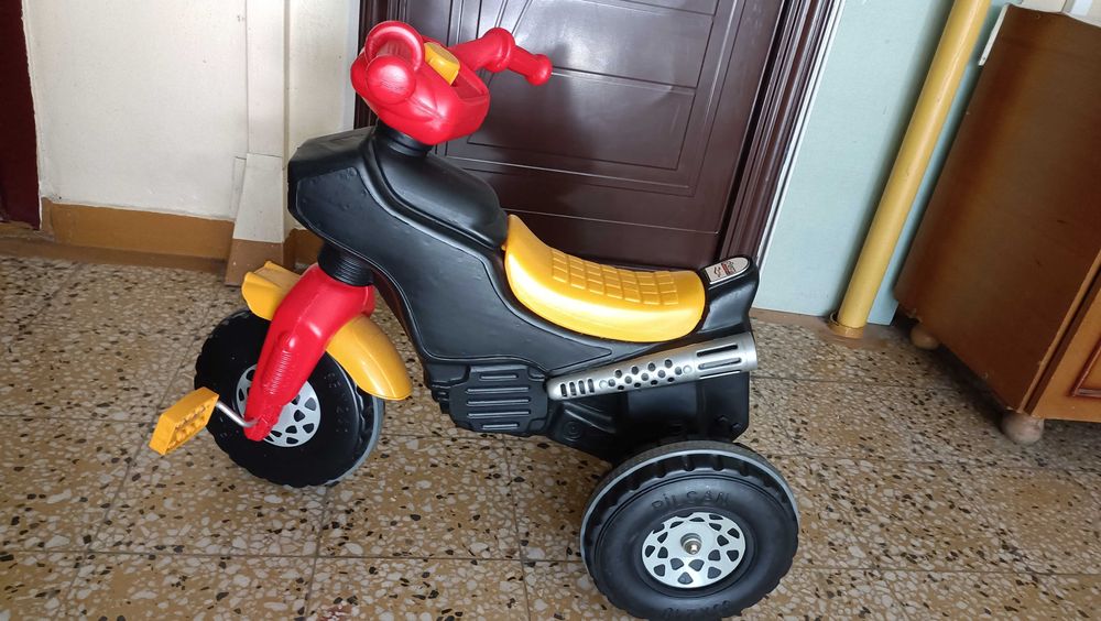 Bicicleta plastic pentru copii mici