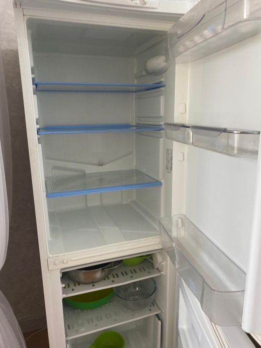 Продам холодильник Indesit