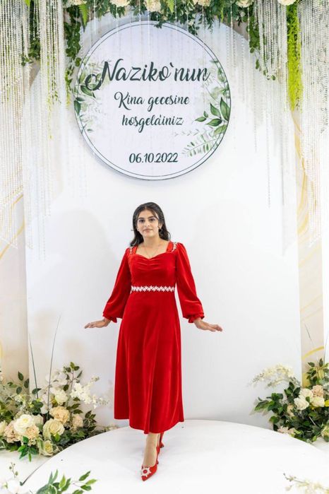 Нарядное платье красный