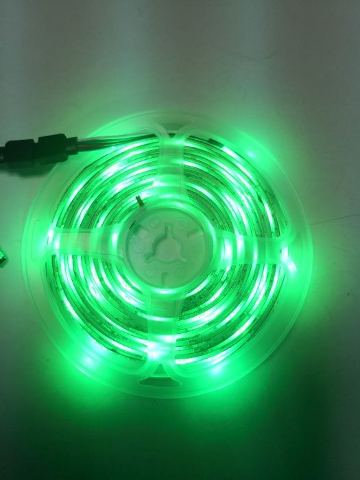 Rola leduri rgb multicolor 3 m sau 5 m cu alimentare si telecomanda