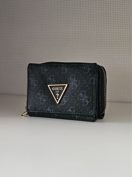 Чисто ново портмоне Guess