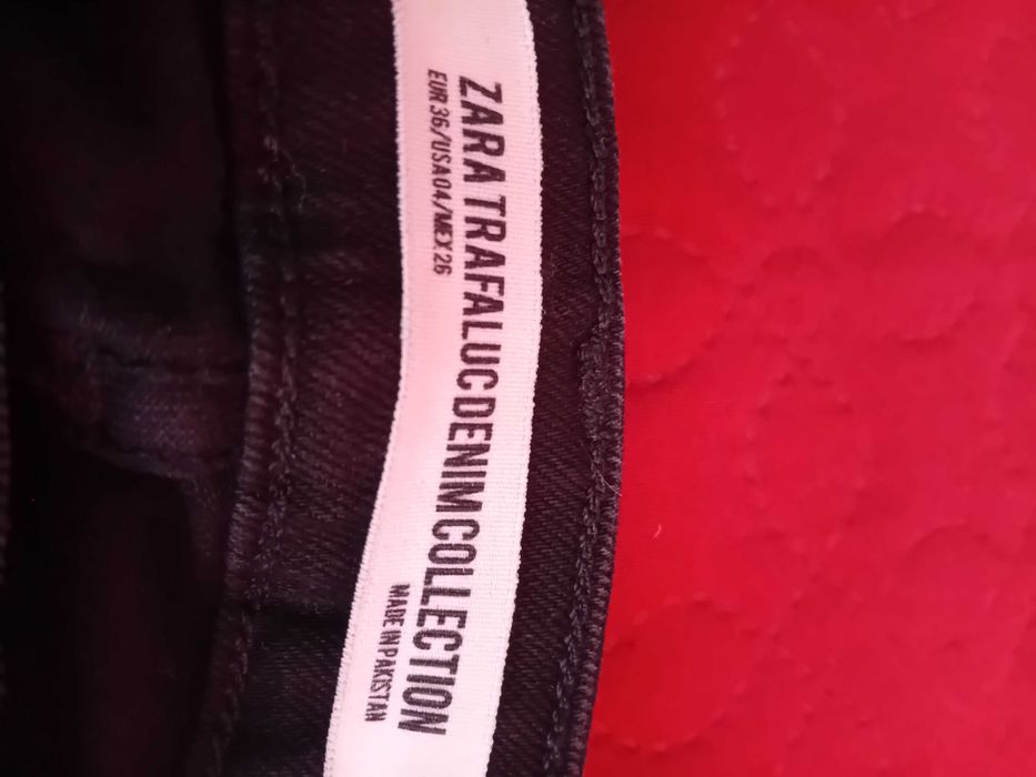 Продавам черни дънки.