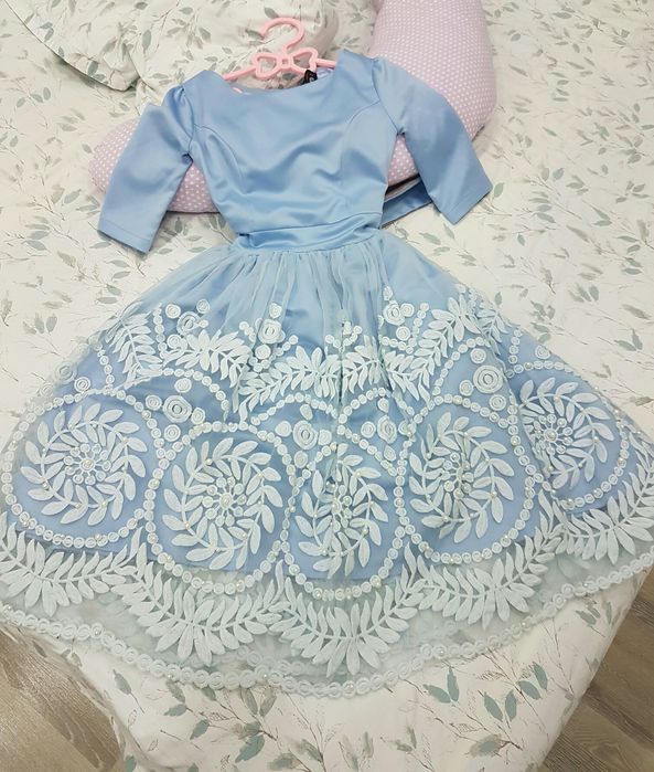 Платье нарядное, шикарное.