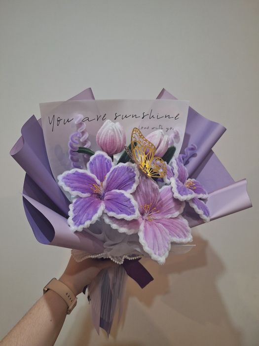 Buchet mov cu fluture auriu