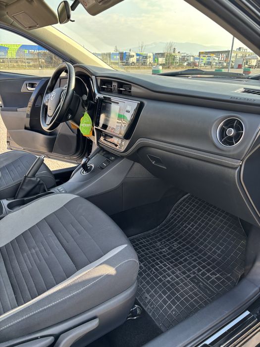 Toyota Auris 1.8/ Hybrid/ E-CVT/ 136 к.с