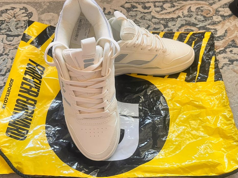 Продам новые кроссовки FILA