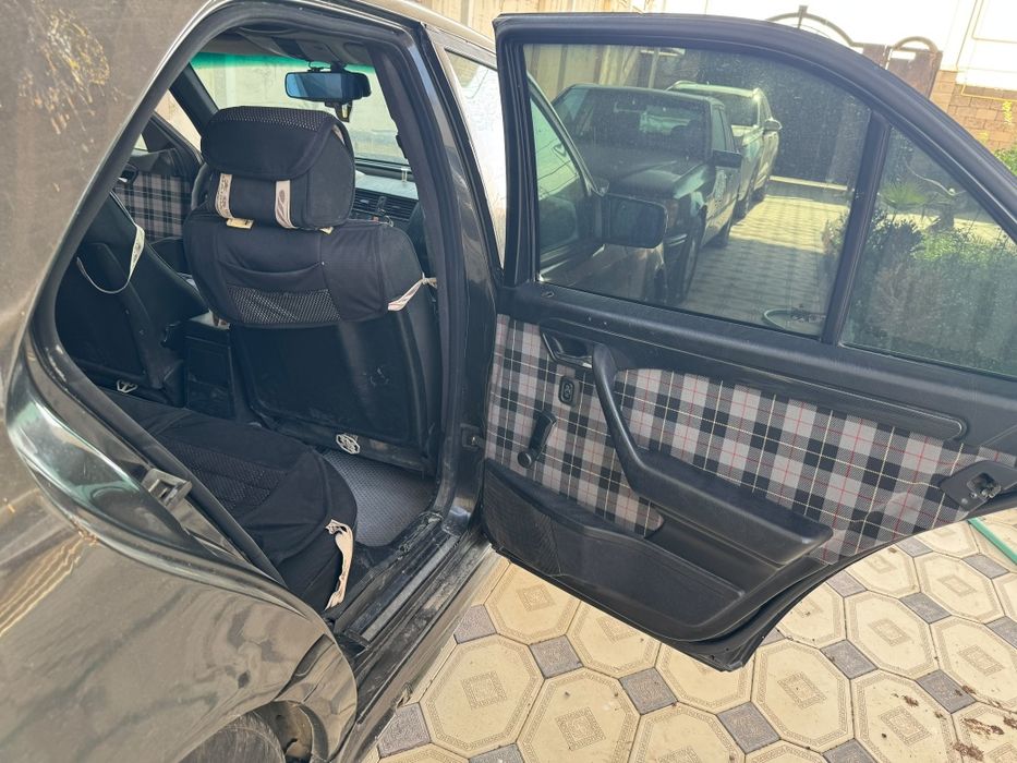W 202 Mercedes. ( C ) Class