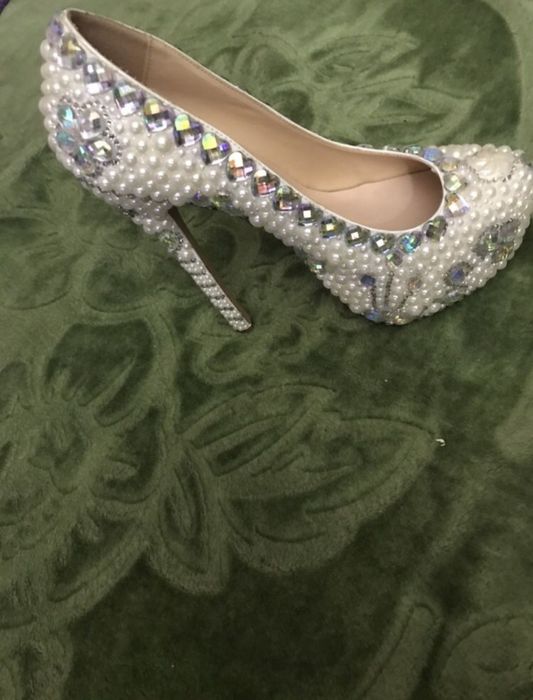 Pantofii cu toc înalt cu perle și pietre