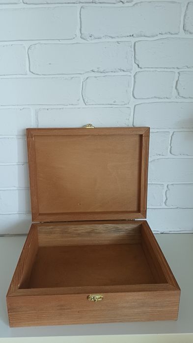 Шкатулка из дерева ручной работы.