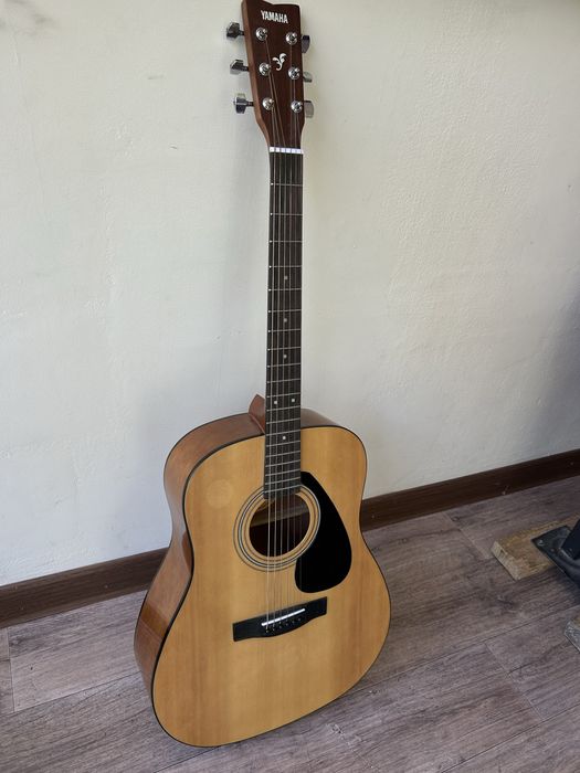 Yamaha F310. В комплекте чехол, каподастер, ремень