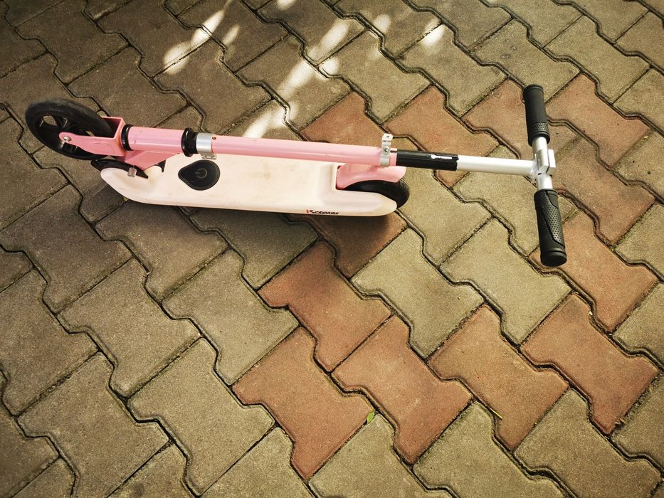 Trotineta electrica pentru fetite 5 - 8 ani