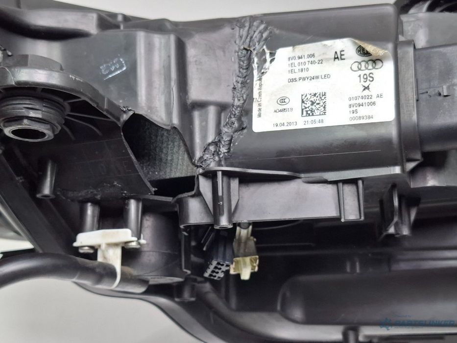 Far bi-xenon dreapta AUDI A3 Sportback 8VA, 8VF 2012 - > TDI CLHA 8V0941006