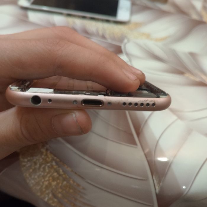 Продам iPhone s .