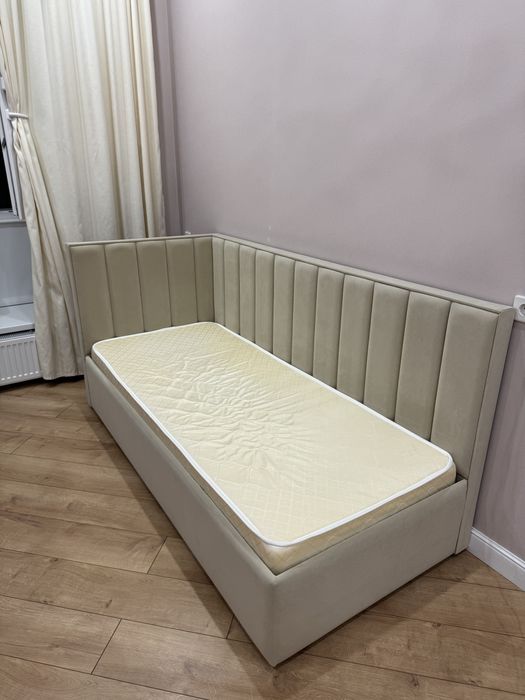 Кровать с матрасом