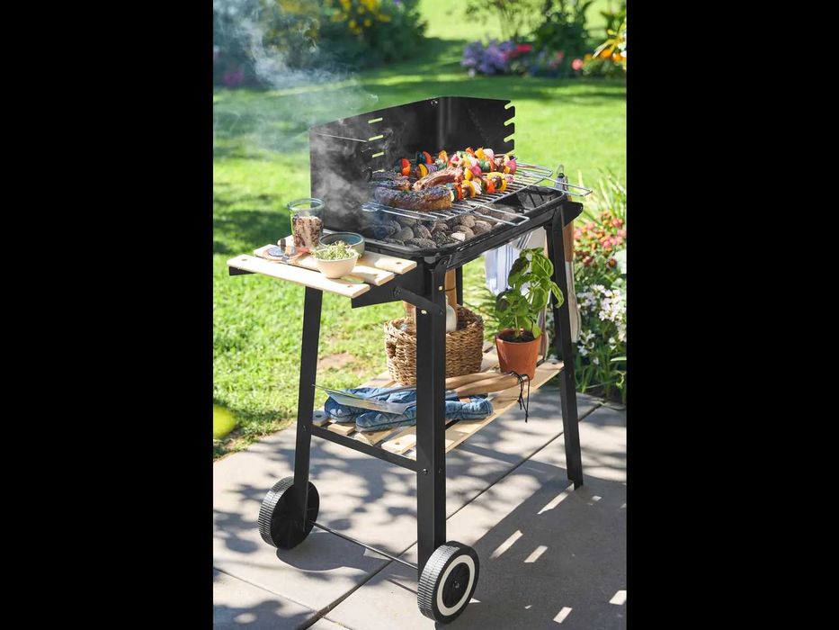 Grătar mobil pe cărbuni GRILLMEISTER cu roți, masă laterală și paravânt, suprafață 48,5×28,5 cm, Factura si Garantie