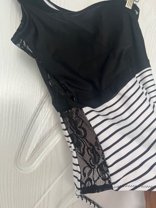 Бански с дантела