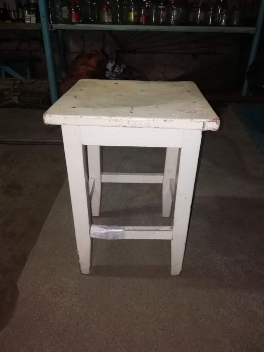 Стул белый деревянный