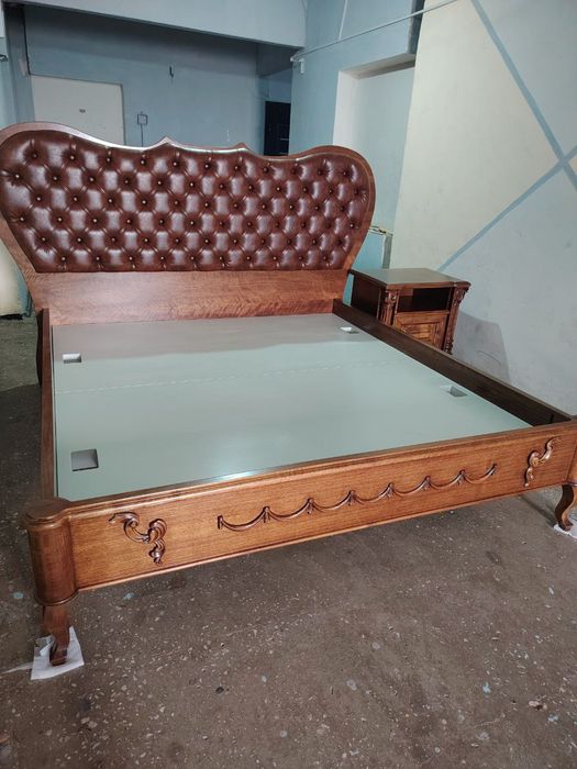 Продаётся кровать с 2 прикроватными тумбочками